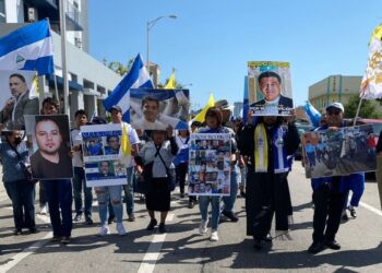 Exiliados nicaragüenses marchan en Miami exigiendo la liberación de monseñor Álvarez. Foto: Cortesía.
