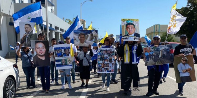 Exiliados nicaragüenses marchan en Miami exigiendo la liberación de monseñor Álvarez. Foto: Cortesía.