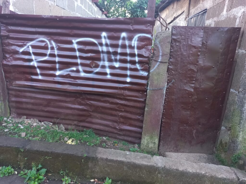 Familia de Carazo se exilia después que orteguistas dejaran amenaza en las paredes de su casa 