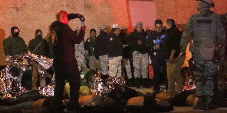 Bomberos y soldados mexicanos rescatan a migrantes de una estación migratoria en Ciudad Juárez, estado de Chihuahua, el 27 de marzo de 2023, donde al menos 39 personas murieron y decenas resultaron heridas tras un incendio en la estación migratoria. (Foto por HERIKA MARTÍNEZ / AFP)