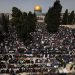 La gente realiza la primera oración del mediodía del viernes del mes de ayuno islámico del Ramadán, frente al santuario de la Cúpula de la Roca en el recinto de la mezquita de Al-Aqsa en Jerusalén, el 24 de marzo de 2023. (Foto de AHMAD GHARABLI / AFP)