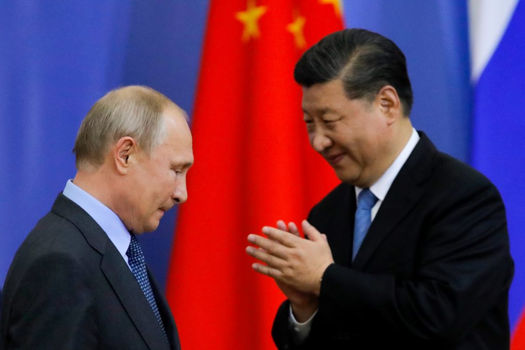 En esta foto de archivo tomada el 6 de junio de 2019, el presidente de Rusia, Vladimir Putin (izq.), y el presidente de China, Xi Jinping, asisten a una ceremonia para otorgar a Xi un título de la Universidad Estatal de San Petersburgo al margen de la Conferencia Económica Internacional de San Petersburgo.