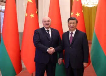 El presidente de Bielorrusia, Alexander Lukashenko (izquierda), se reúne con el presidente chino, Xi Jinping, en Beijing el 1 de marzo de 2023. (Foto de Pavel ORLOVSKY / BELTA / AFP) / Bielorrusia FUERA / BIELORRUSIA FUERA