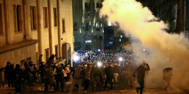 Los manifestantes chocan con la policía antidisturbios cerca del parlamento georgiano en Tbilisi el 7 de marzo de 2023. - La policía georgiana usó gases lacrimógenos y cañones de agua contra los manifestantes el martes cuando miles de manifestantes tomaron las calles de la capital Tbilisi para oponerse a un controvertido proyecto de ley sobre "agentes extranjeros". . (Foto por - / AFP)