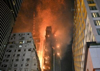Se produce un incendio en un edificio de oficinas en Tsim Sha Tsui, en Hong Kong, a principios del 3 de marzo de 2023. (Foto de Peter PARKS / AFP)