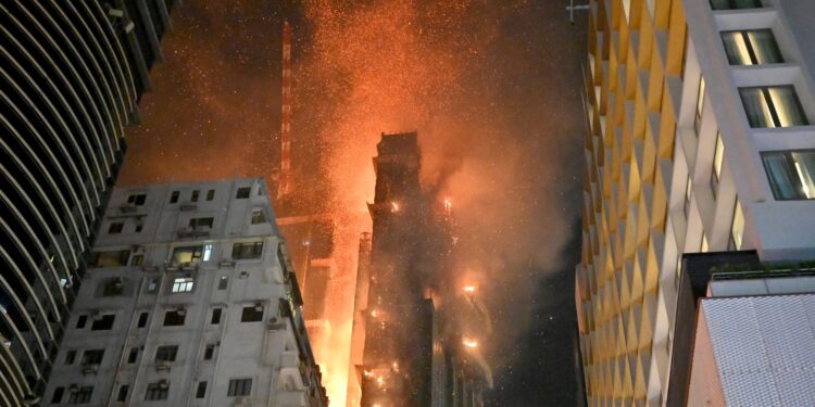 Se produce un incendio en un edificio de oficinas en Tsim Sha Tsui, en Hong Kong, a principios del 3 de marzo de 2023. (Foto de Peter PARKS / AFP)