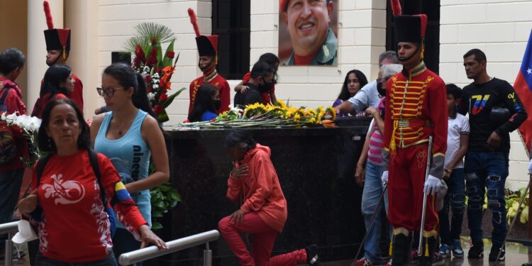 Seguidores de Chávez honran su memoria a 10 años de su muerte. Foto: AFP