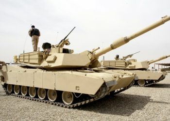 En esta foto de archivo tomada el 15 de marzo de 2010, un soldado iraquí se para sobre un tanque Abrams-M1A1 mientras otro salta al suelo durante una sesión de entrenamiento con tropas estadounidenses sobre el uso de los tanques de batalla principales fabricados en EE. -Base militar estadounidense de Basmaya en las afueras del sur de Bagdad el 15 de marzo de 2010. - Estados Unidos entregará tanques Abrams a Ucrania para el otoño de 2023, significativamente más rápido de lo esperado, mientras que las defensas aéreas Patriot también llegarán en un "Línea de tiempo acelerada", dijo el Pentágono el 21 de marzo de 2023. En coordinación con Kiev, Washington "tomó la decisión de proporcionar la variante M1A1 del tanque Abrams", dijo a los periodistas el secretario de prensa, el general de brigada Pat Ryder. (Foto de ALI AL-SAADI / AFP)