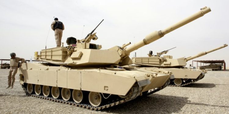 En esta foto de archivo tomada el 15 de marzo de 2010, un soldado iraquí se para sobre un tanque Abrams-M1A1 mientras otro salta al suelo durante una sesión de entrenamiento con tropas estadounidenses sobre el uso de los tanques de batalla principales fabricados en EE. -Base militar estadounidense de Basmaya en las afueras del sur de Bagdad el 15 de marzo de 2010. - Estados Unidos entregará tanques Abrams a Ucrania para el otoño de 2023, significativamente más rápido de lo esperado, mientras que las defensas aéreas Patriot también llegarán en un "Línea de tiempo acelerada", dijo el Pentágono el 21 de marzo de 2023. En coordinación con Kiev, Washington "tomó la decisión de proporcionar la variante M1A1 del tanque Abrams", dijo a los periodistas el secretario de prensa, el general de brigada Pat Ryder. (Foto de ALI AL-SAADI / AFP)