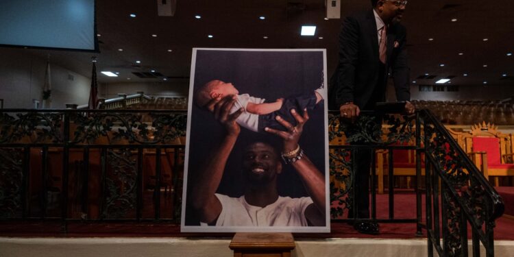En esta foto de archivo tomada el 31 de enero de 2023, se muestra un póster de Tyre Nichols sosteniendo a su hija durante una conferencia de prensa en Mason Temple. Foto: AFP