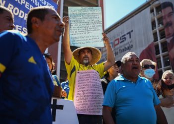 Trabajadores públicos venezolanos participan en una manifestación frente al Ministerio de Trabajo para exigir al Gobierno mejoras salariales en Caracas el 15 de marzo de 2023. (Foto de Federico PARRA / AFP)