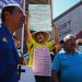Trabajadores públicos venezolanos participan en una manifestación frente al Ministerio de Trabajo para exigir al Gobierno mejoras salariales en Caracas el 15 de marzo de 2023. (Foto de Federico PARRA / AFP)