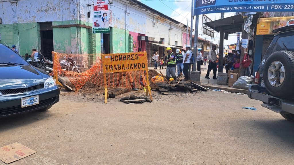 Cambio de tuberías destruye calles principales en Jinotepe y causa caos y desorden