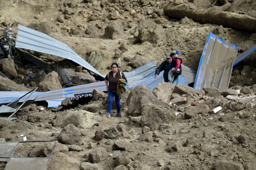 <strong>Sube a 12 el número de muertos por deslave en el sur de Ecuador</strong>
