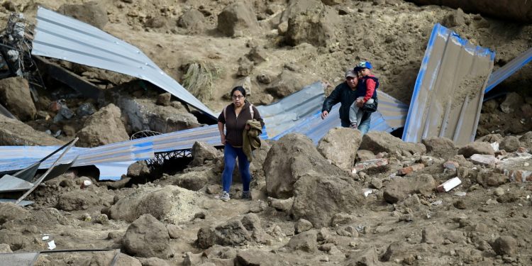 Los residentes abandonan sus hogares después de un deslizamiento de tierra en Alausi, Ecuador el 28 de marzo de 2023. Los rescatistas buscaron el lunes a más de 60 personas reportadas como desaparecidas después de un deslizamiento de tierra provocado por meses de fuertes lluvias que mató al menos a siete personas en el sur de Ecuador. El deslizamiento de lodo ocurrió durante la noche del domingo al lunes, sepultando decenas de casas e hiriendo a 23 personas en el pueblo de Alausi en la provincia de Chimborazo, a unos 300 kilómetros (180 millas) al sur de Quito, dijeron las autoridades. (Foto de Marcos PIN / AFP)