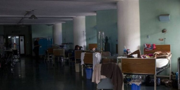 Mueren más de 250 personas en 2022 por "apagones" en hospitales de Venezuela
