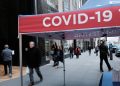 Una carpa de prueba de Covid-19 se encuentra a lo largo de una calle de Manhattan el 9 de marzo de 2023 en la ciudad de Nueva York.