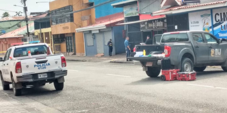 El hombre fue atacado a disparos mientras desayunaba en una soda en el cantón central limonense. Foto: Raúl Cascante