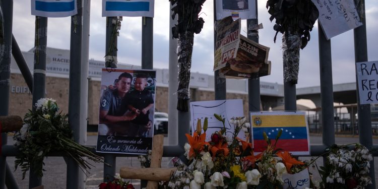 Se ve un altar fuera del centro de detención de inmigrantes donde 39 migrantes murieron en un incendio en Ciudad Juárez, estado de Chihuahua, México, el 30 de marzo de 2023.