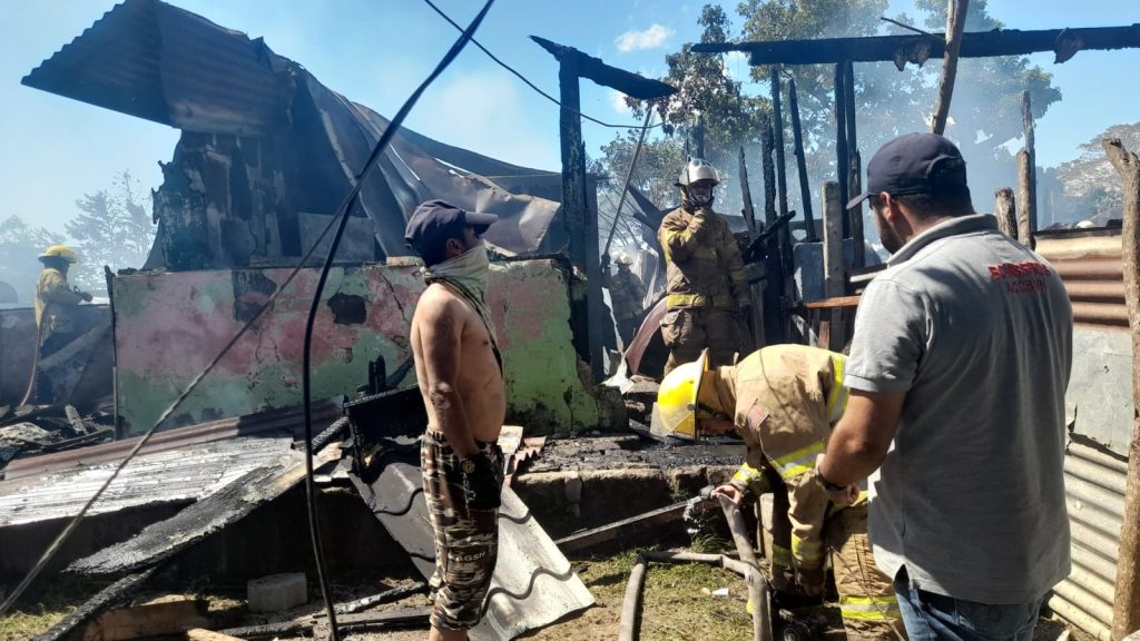 Incendio deja en cenizas bienes de tres familias caraceñas 