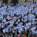 Los manifestantes se reúnen con banderas nacionales frente al parlamento de Israel en Jerusalén en medio de manifestaciones en curso y llamamientos a una huelga general contra el controvertido impulso del gobierno de extrema derecha para reformar el sistema de justicia, el 27 de marzo de 2023. (Foto de AHMAD GHARABLI / AFP)