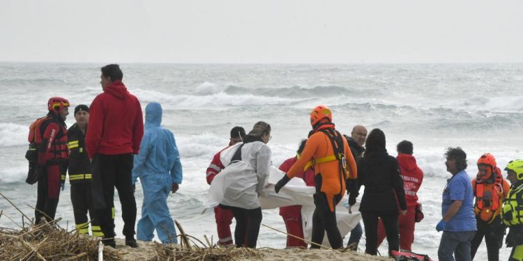 Aumenta a 86 los muertos en el naufragio de migrantes frente a costas de Italia