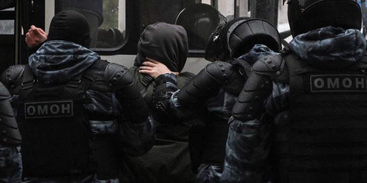 Tres poetas rusos, acusados de amenazar a "la seguridad del Estado" por acto pacifista