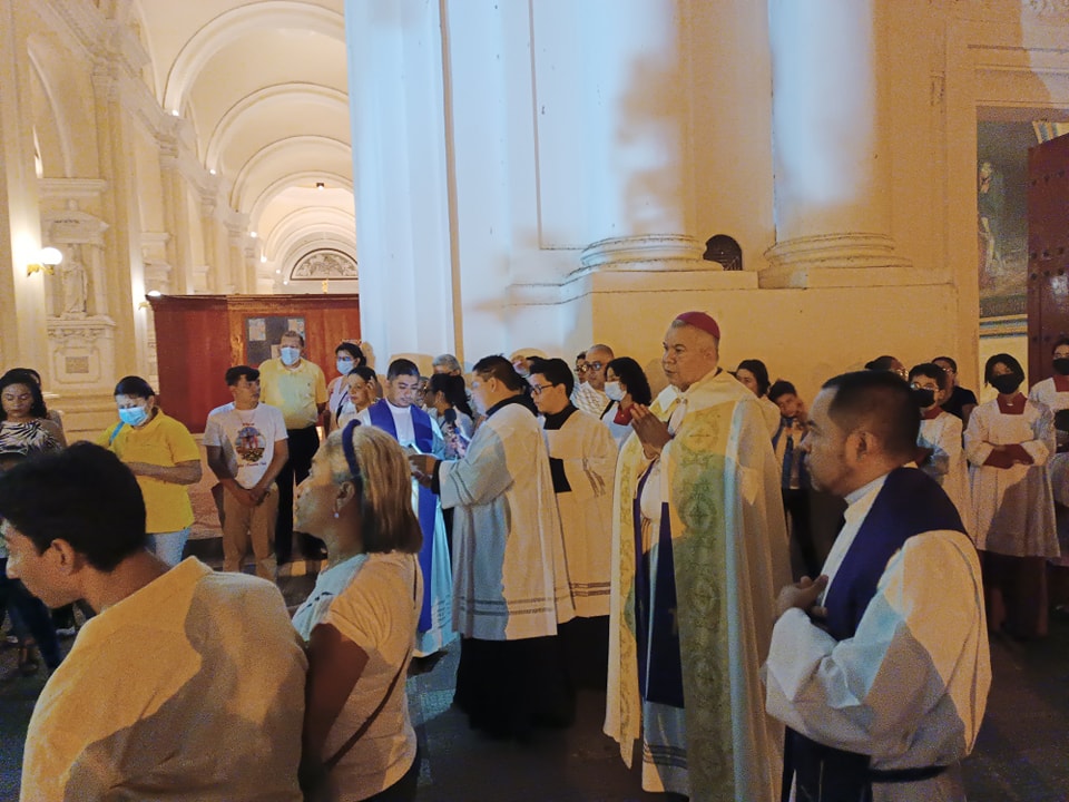 Monseñor Sándigo reza el viacrucis alrededor de la catedral de León. Crédito: El 19 Digital