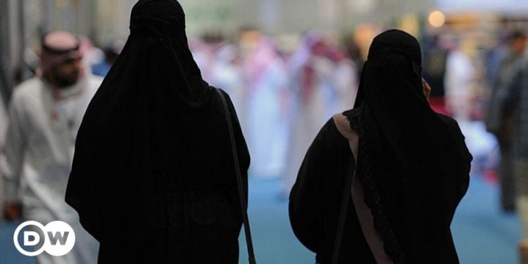 Irán ordena detención de mujeres atacadas presuntamente por no llevar hiyab
