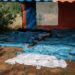 Los cuerpos exhumados en bolsas para cadáveres se muestran en el suelo antes de un transporte a la morgue, en la fosa común en Shakahola, en las afueras de la ciudad costera de Malindi, el 25 de abril de 2023. - Los investigadores de Kenia desenterraron otros 16 cuerpos el martes en un bosque donde se creía que una secta practicaba la hambruna masiva, elevando el número de víctimas hasta ahora a 89, incluidos niños. Se teme que se puedan encontrar más cadáveres en el bosque de Shakahola, donde el líder de la secta, Paul Mackenzie Nthenge, supuestamente había estado diciendo a sus seguidores que el hambre era el único camino hacia Dios. (Foto de Yasuyoshi CHIBA / AFP)