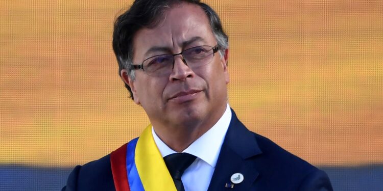 En esta foto de archivo tomada el 7 de agosto de 2022, el nuevo presidente de Colombia, Gustavo Petro, pronuncia un discurso después de jurar durante su ceremonia de toma de posesión en la Plaza Bolívar de Bogotá.
