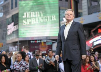 En esta foto de archivo tomada el 11 de octubre de 2010, el presentador de televisión Jerry Springer celebra la grabación del programa del vigésimo aniversario de "The Jerry Springer Show" en Military Island en Times Square en Nueva York.