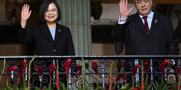 (ARCHIVOS) En esta foto de archivo tomada el 31 de marzo de 2023, la presidenta de Taiwán, Tsai Ing-wen (izquierda), y el presidente de Guatemala, Alejandro Giammattei, saludan desde un balcón en el Palacio de la Cultura en la Ciudad de Guatemala. - El presidente de Guatemala, Alejandro Giammattei, viajó el 22 de abril a Taiwán en una visita oficial para reafirmar su apoyo a la isla en medio de las tensiones con China. (Foto por Johan ORDONEZ / AFP)