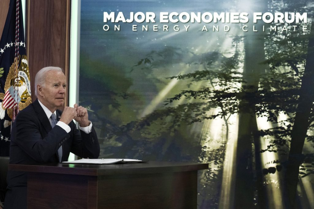 El presidente de EE. UU., Joe Biden, habla durante la cuarta reunión virtual a nivel de líderes del Foro de las principales economías (MEF) sobre energía y clima en el South Court Auditorium junto a la Casa Blanca en Washington, DC, el 20 de abril de 2023. (Foto de Jim WATSON / AFP)