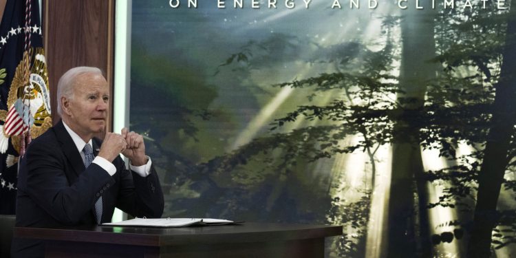 El presidente de EE. UU., Joe Biden, habla durante la cuarta reunión virtual a nivel de líderes del Foro de las principales economías (MEF) sobre energía y clima en el South Court Auditorium junto a la Casa Blanca en Washington, DC, el 20 de abril de 2023. (Foto de Jim WATSON / AFP)