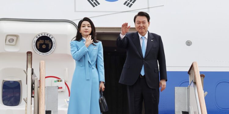 El presidente de Corea del Sur, Yoon Suk Yeol (der.), y su esposa, Kim Keon-hee (izq.), abordan un avión cuando parten hacia Washington en la base aérea de Seúl en Seongnam el 24 de abril de 2023.