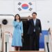 El presidente de Corea del Sur, Yoon Suk Yeol (der.), y su esposa, Kim Keon-hee (izq.), abordan un avión cuando parten hacia Washington en la base aérea de Seúl en Seongnam el 24 de abril de 2023.