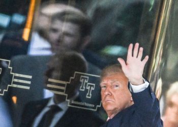 El expresidente de EE. UU. Donald Trump arriba a New York este 3 de abril de 2023. Foto: AFP