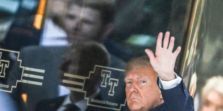 El expresidente de EE. UU. Donald Trump arriba a New York este 3 de abril de 2023. Foto: AFP