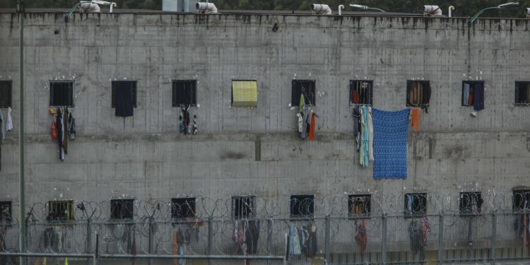 Seis presos fueron encontrados ahorcados en una cárcel de Ecuador