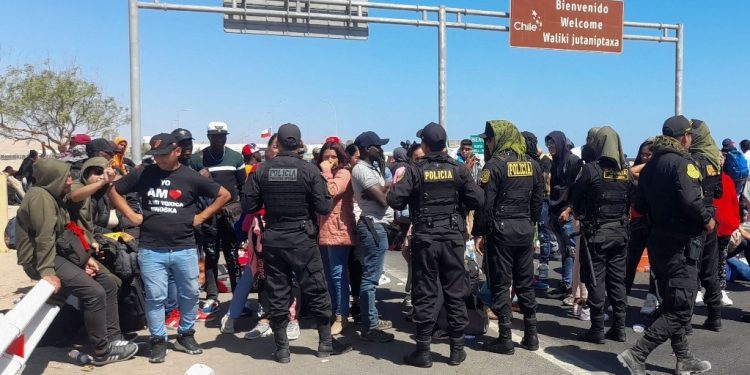 Cientos de varados entre Chile y Perú tras mayores controles migratorios