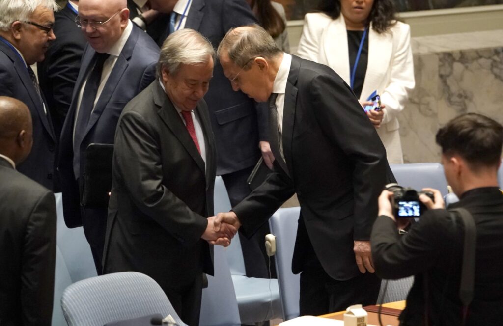 Guterres le dice a Lavrov: La Invasión rusa de Ucrania está devastando el país