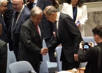 El ministro de Relaciones Exteriores de Rusia, Sergey Lavrov (derecha), le da la mano al secretario general de la ONU, António Guterres (izquierda), antes de que Rusia preside una reunión del Consejo de Seguridad sobre la defensa de los principios de la Carta de la ONU en la sede de la ONU en Nueva York el 24 de abril de 2023. (Foto de TIMOTEO A. CLARY / AFP)