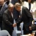 El ministro de Relaciones Exteriores de Rusia, Sergey Lavrov (derecha), le da la mano al secretario general de la ONU, António Guterres (izquierda), antes de que Rusia preside una reunión del Consejo de Seguridad sobre la defensa de los principios de la Carta de la ONU en la sede de la ONU en Nueva York el 24 de abril de 2023. (Foto de TIMOTEO A. CLARY / AFP)