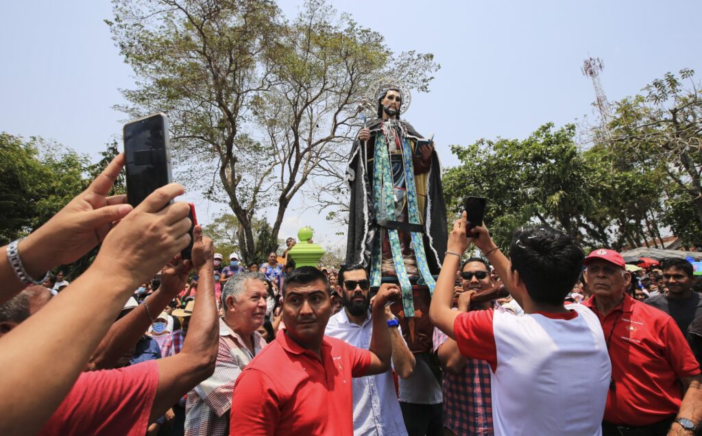 Juerguistas católicos llevan la imagen de Santiago Apóstol durante las festividades de San Marcos en San Marcos, Nicaragua, el 24 de abril de 2023. (Foto de OSWALDO RIVAS / AFP)