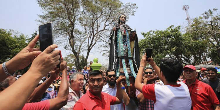 Juerguistas católicos llevan la imagen de Santiago Apóstol durante las festividades de San Marcos en San Marcos, Nicaragua, el 24 de abril de 2023. (Foto de OSWALDO RIVAS / AFP)