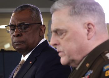 El Secretario de Defensa de los Estados Unidos, Lloyd Austin (L), escucha como presidente del Estado Mayor Conjunto del Ejército, el general Mark Milley, habla durante una conferencia de prensa en el Pentágono el 15 de marzo de 2023 en Arlington, Virginia.