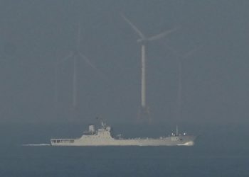 Un barco de desembarco de la Armada del EPL navega hacia la zona donde China dijo que realizaría ejercicios con fuego real al noreste de la isla de Pingtan, el punto más cercano de China a Taiwán, en la provincia de Fujian, sureste de China, el 10 de abril de 2023. (Foto de GREG BAKER / AFP)
