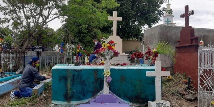 Familiares de mártires de abril caídos en la ciudad de Estelí han estado visitando las tumbas y depositando ofrendas florales de manera clandestina. Foto: Cortesía