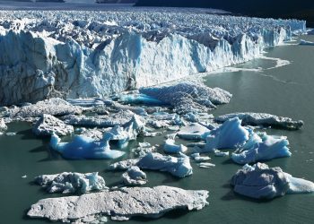 Vista del Glaciar Perito Moreno en el Parque Nacional Los Glaciares, cerca de El Calafate, Argentina, el 28 de marzo de 2023. (Foto de Miguel MEDINA / AFP)
